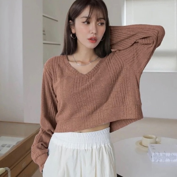 SOLD ✨HP✨NWOT shein dazy bishop sleeve tee/sweater - Picture 2 of 9